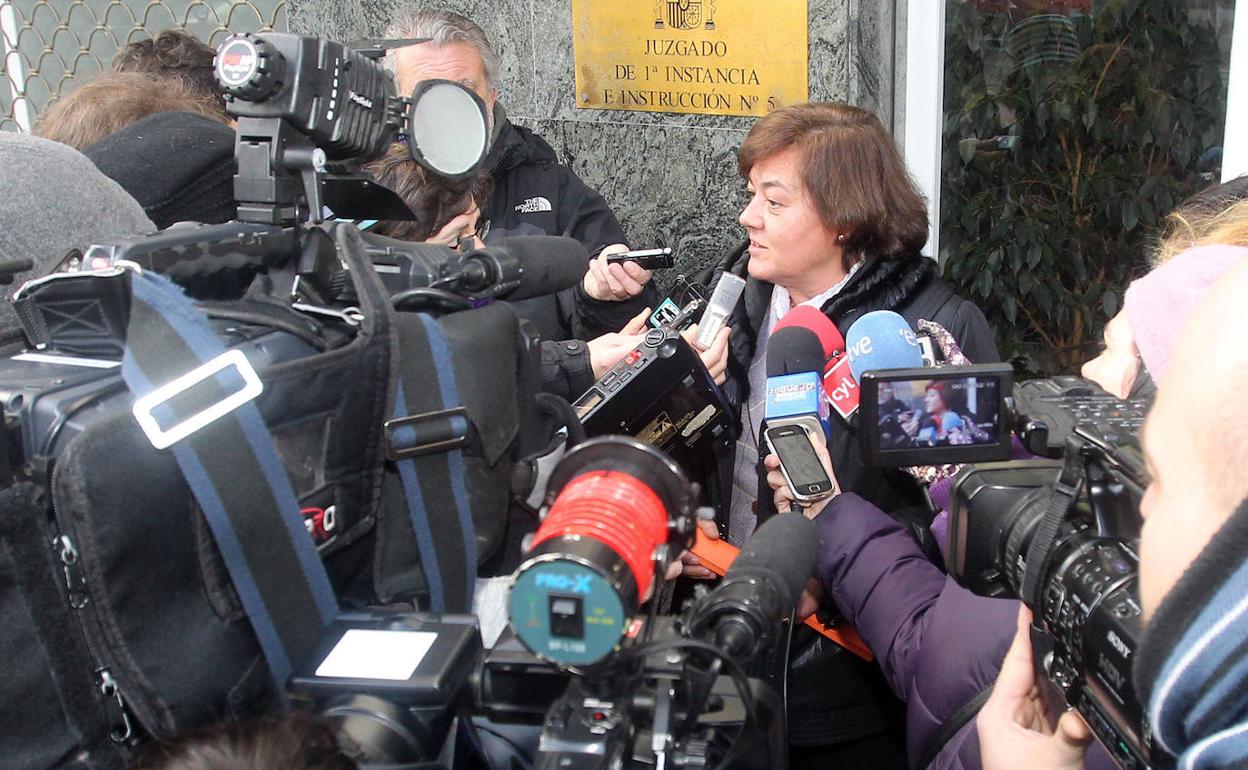 Elena García Gil responde a los periodistas a la salida del juzgado durante una de las vistas sobre Caja Segovia. 
