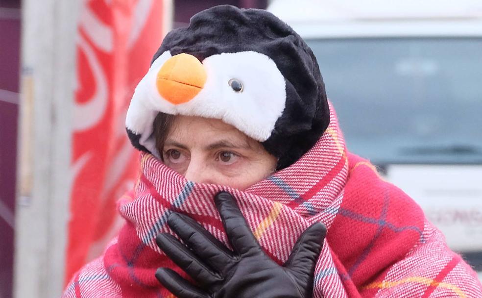 Una mujer se abriga durante la edición de 2019 de Pingüinos. 