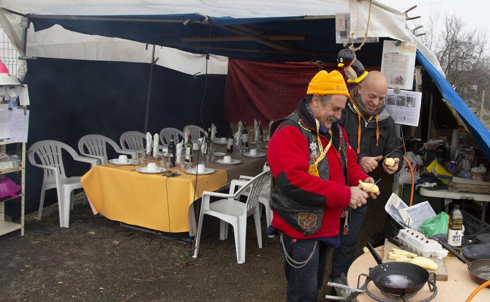 Los encargados de preparar la comida para los moteros de Elda, en plena faena con las patatas. 