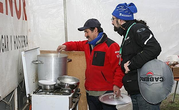 Villa, del motoclub de Elda, en el año 2010, mientras preparaba un buen puchero en el pinar de Puente Duero. 