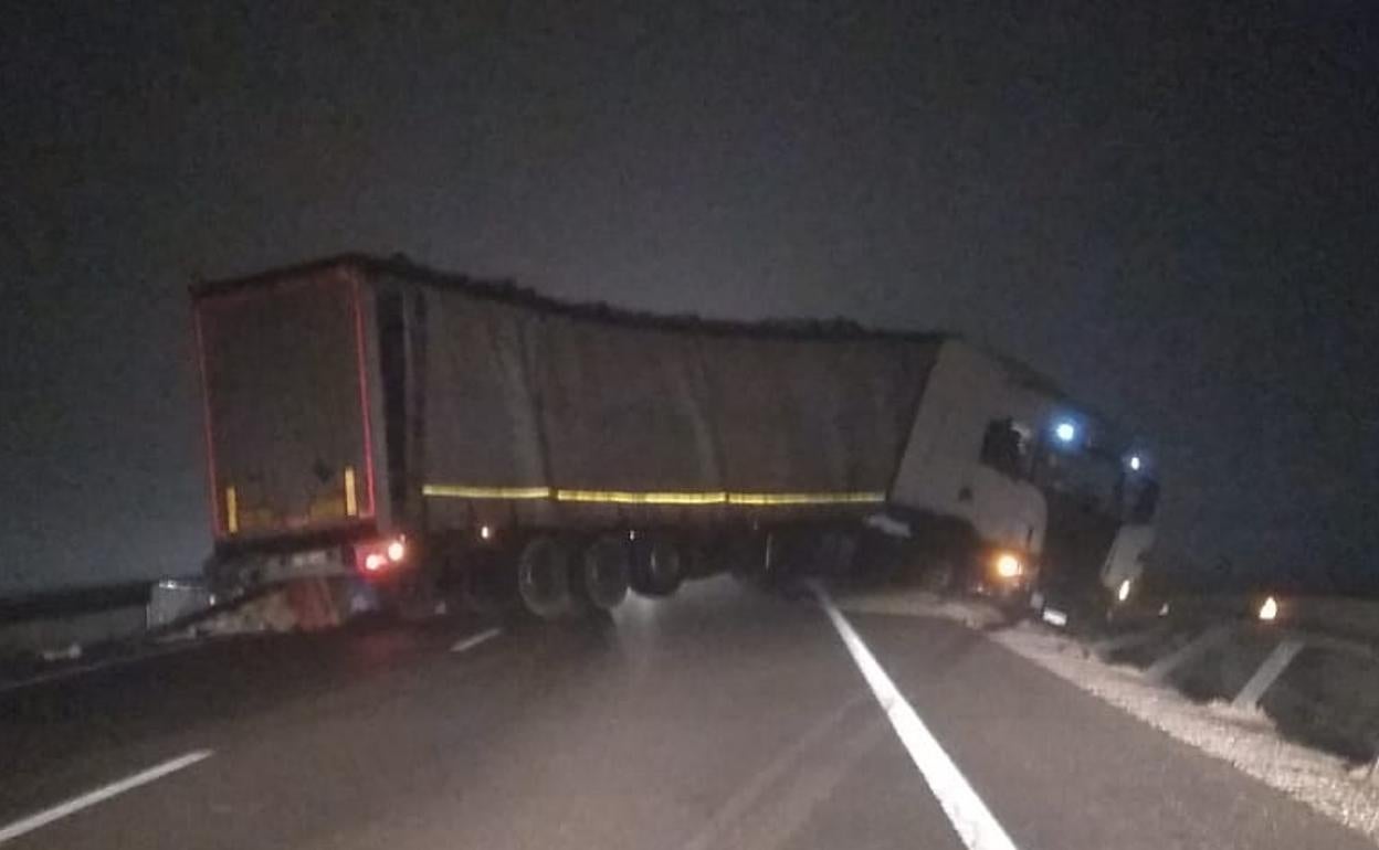 Un camión cruzado en la vía obliga a desviar el tráfico de la N-122 entre Peñafiel y Quintanilla de Onésimo
