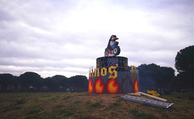 La falla de Pingüinos, obra del artista Juan Villa, preside ya la concentración desde su lugar habitual. 