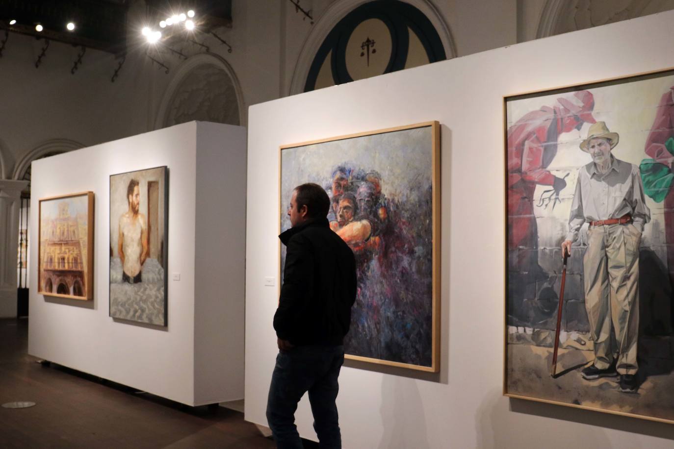 La exposición reúne una treintena de las pinturas que resultaron seleccionadas en una convocatoria en la que el jurado eligió el óleo sobre lienzo 'Long distance runners' ('Corredores de larga distancia'), del artista abulense afincado en Zaragoza Favier Riaño (1977), como la merecedora del primer premio, dotado con 6.000 euros.