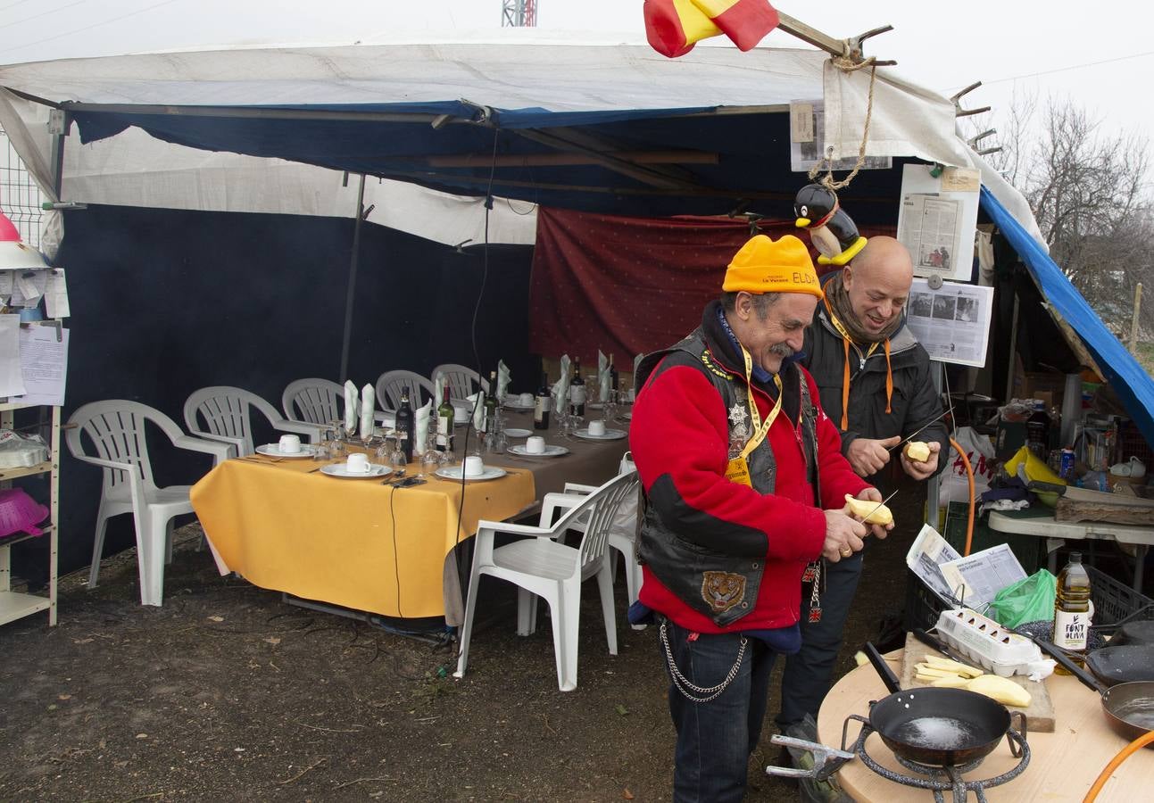 Los viejos conocidos son fieles a las costumbres en un pinar que hoy ya se llenó de tiendas y de hogueras, con moteros dispuestos a coger los mejores sitios