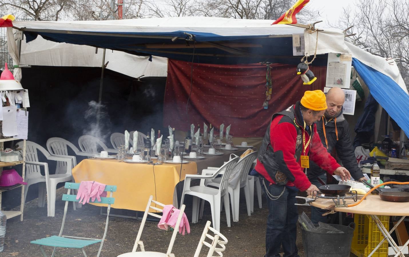 Los viejos conocidos son fieles a las costumbres en un pinar que hoy ya se llenó de tiendas y de hogueras, con moteros dispuestos a coger los mejores sitios