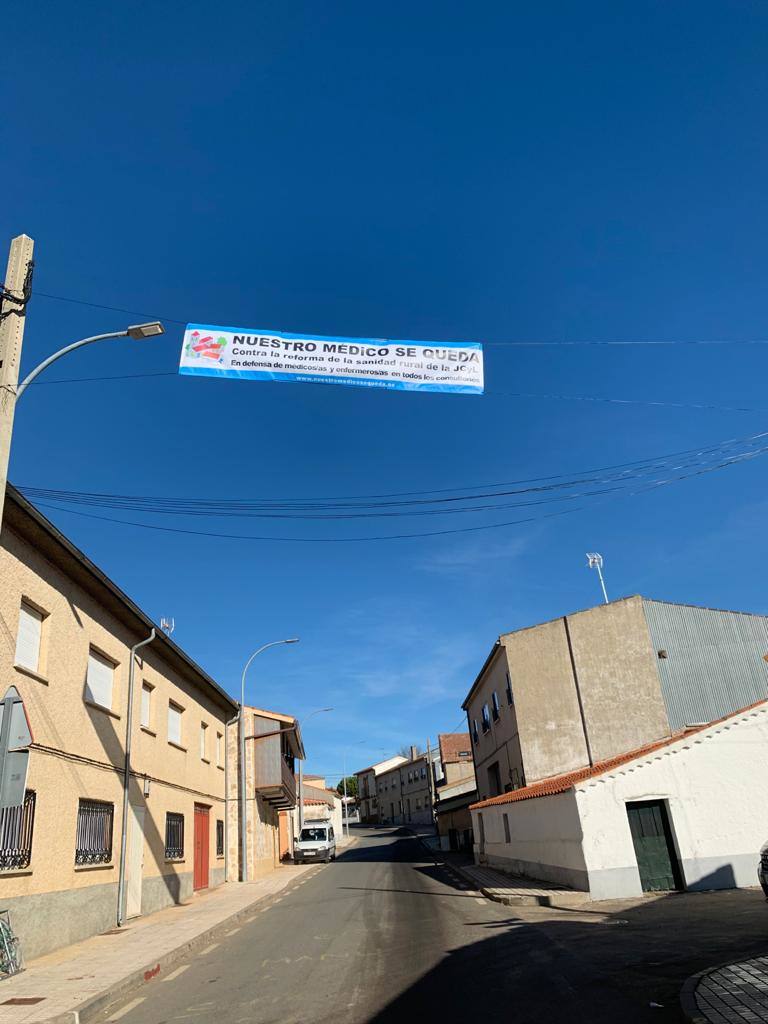 El Partido Socialista de Salamanca inició el pasado miércoles en la provincia la campaña 'Nuestro médico se queda', una iniciativa que pretende dar a conocer el malestar de la población rural, incluido el personal sanitario, por la reforma sanitaria que pretende implantar la Junta de Castilla y León.