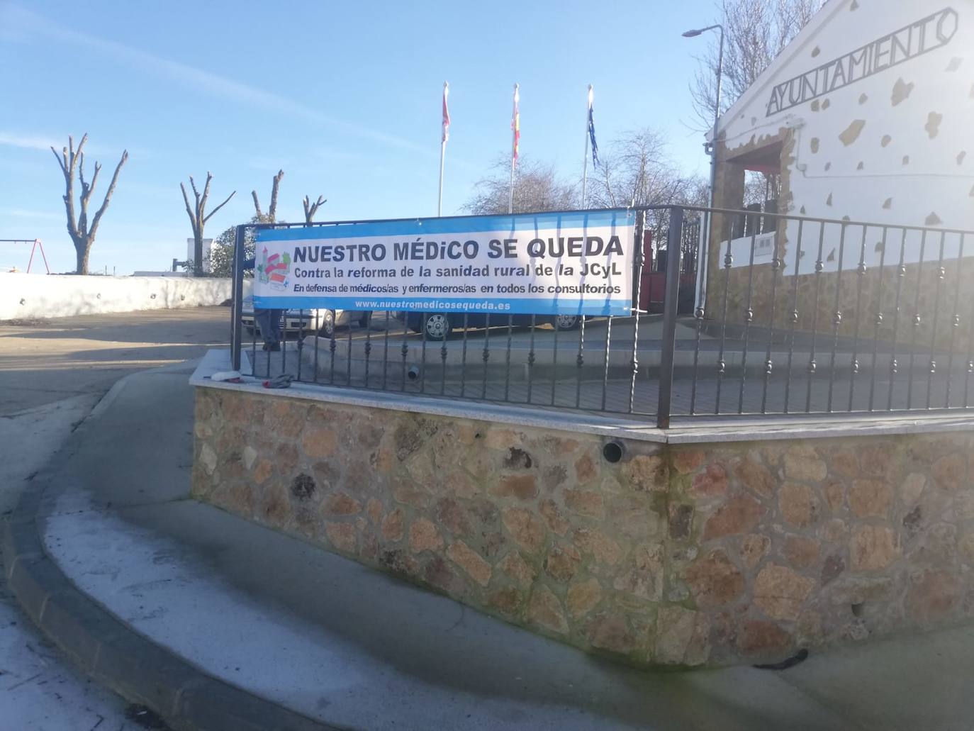 El Partido Socialista de Salamanca inició el pasado miércoles en la provincia la campaña 'Nuestro médico se queda', una iniciativa que pretende dar a conocer el malestar de la población rural, incluido el personal sanitario, por la reforma sanitaria que pretende implantar la Junta de Castilla y León.