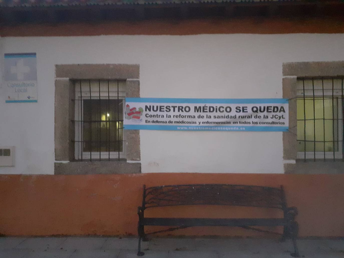 El Partido Socialista de Salamanca inició el pasado miércoles en la provincia la campaña 'Nuestro médico se queda', una iniciativa que pretende dar a conocer el malestar de la población rural, incluido el personal sanitario, por la reforma sanitaria que pretende implantar la Junta de Castilla y León.