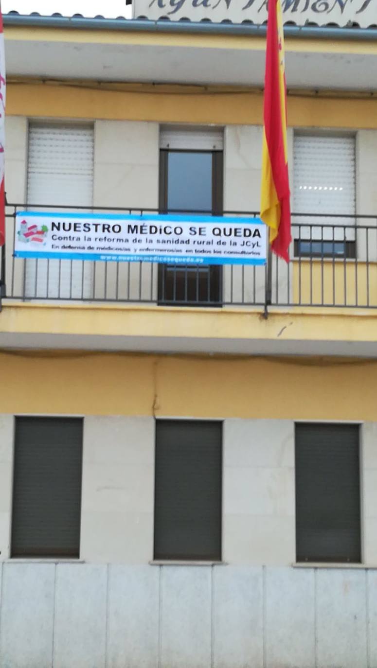 El Partido Socialista de Salamanca inició el pasado miércoles en la provincia la campaña 'Nuestro médico se queda', una iniciativa que pretende dar a conocer el malestar de la población rural, incluido el personal sanitario, por la reforma sanitaria que pretende implantar la Junta de Castilla y León.