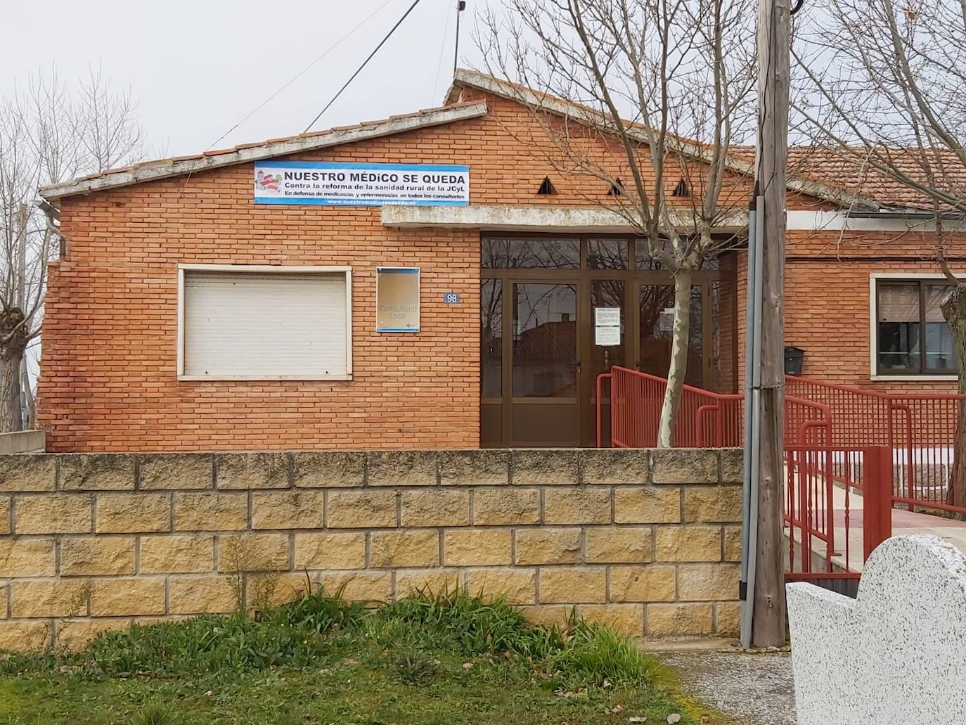 El Partido Socialista de Salamanca inició el pasado miércoles en la provincia la campaña 'Nuestro médico se queda', una iniciativa que pretende dar a conocer el malestar de la población rural, incluido el personal sanitario, por la reforma sanitaria que pretende implantar la Junta de Castilla y León.