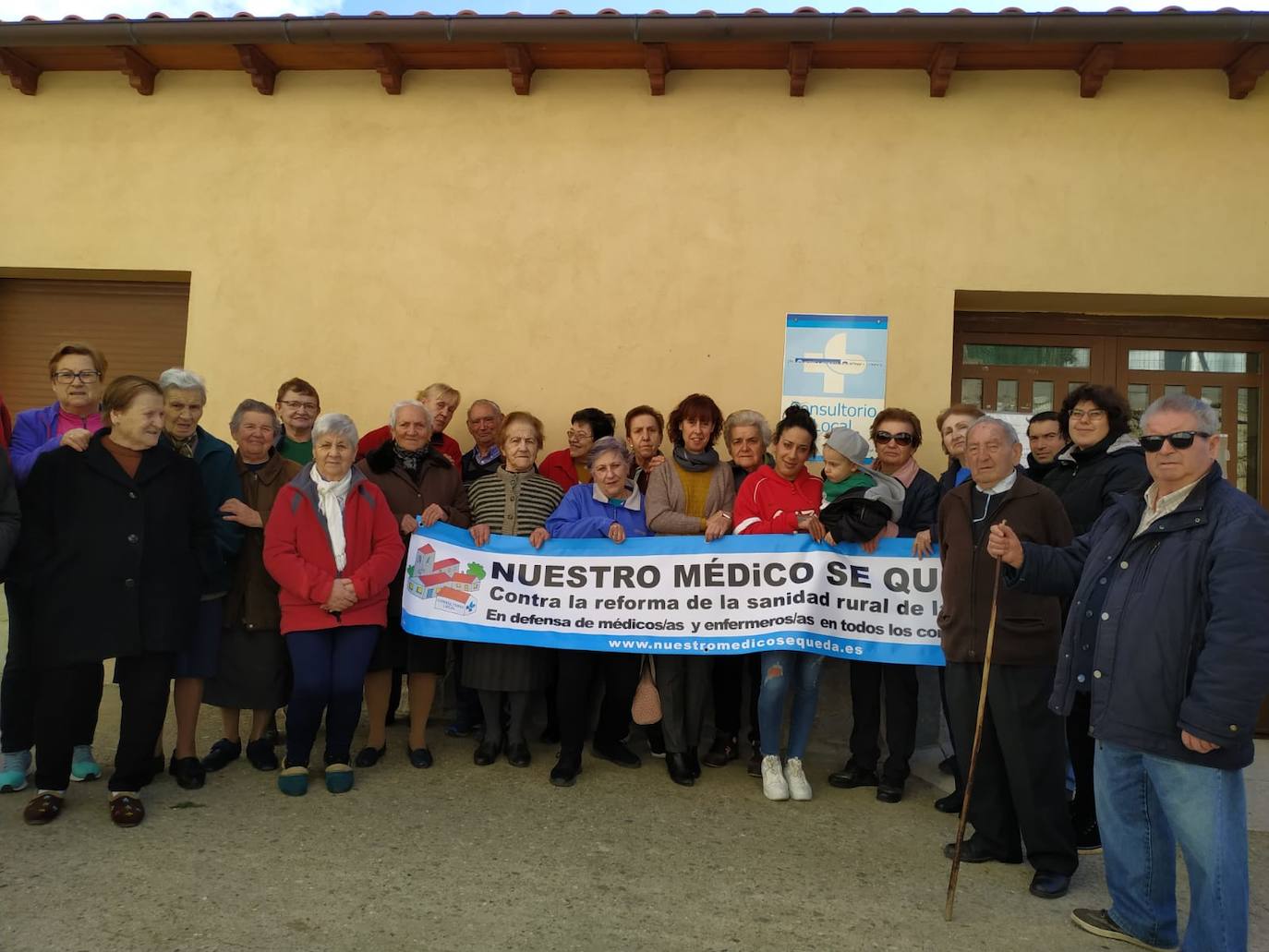 El Partido Socialista de Salamanca inició el pasado miércoles en la provincia la campaña 'Nuestro médico se queda', una iniciativa que pretende dar a conocer el malestar de la población rural, incluido el personal sanitario, por la reforma sanitaria que pretende implantar la Junta de Castilla y León.