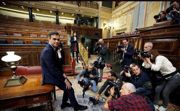 Pedro Sánchez posa ante los fotógrafos el día que fue investido presidente.