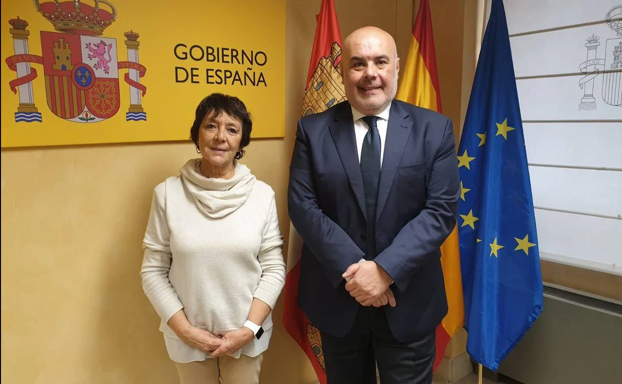 La delegada del Gobierno y el presidente de Enusa.