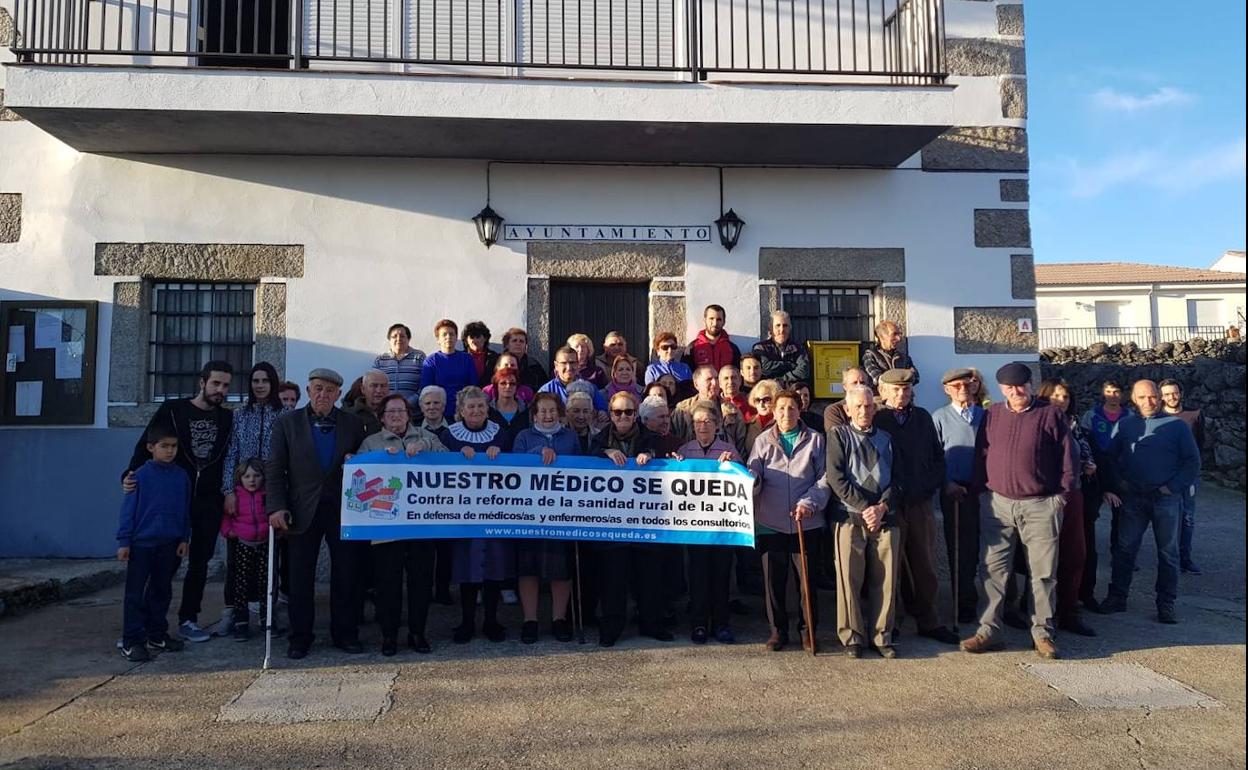 Vecinos de Aldeacipreste, principalmente personas mayores, se manifestaron contra la reforma sanitaria.