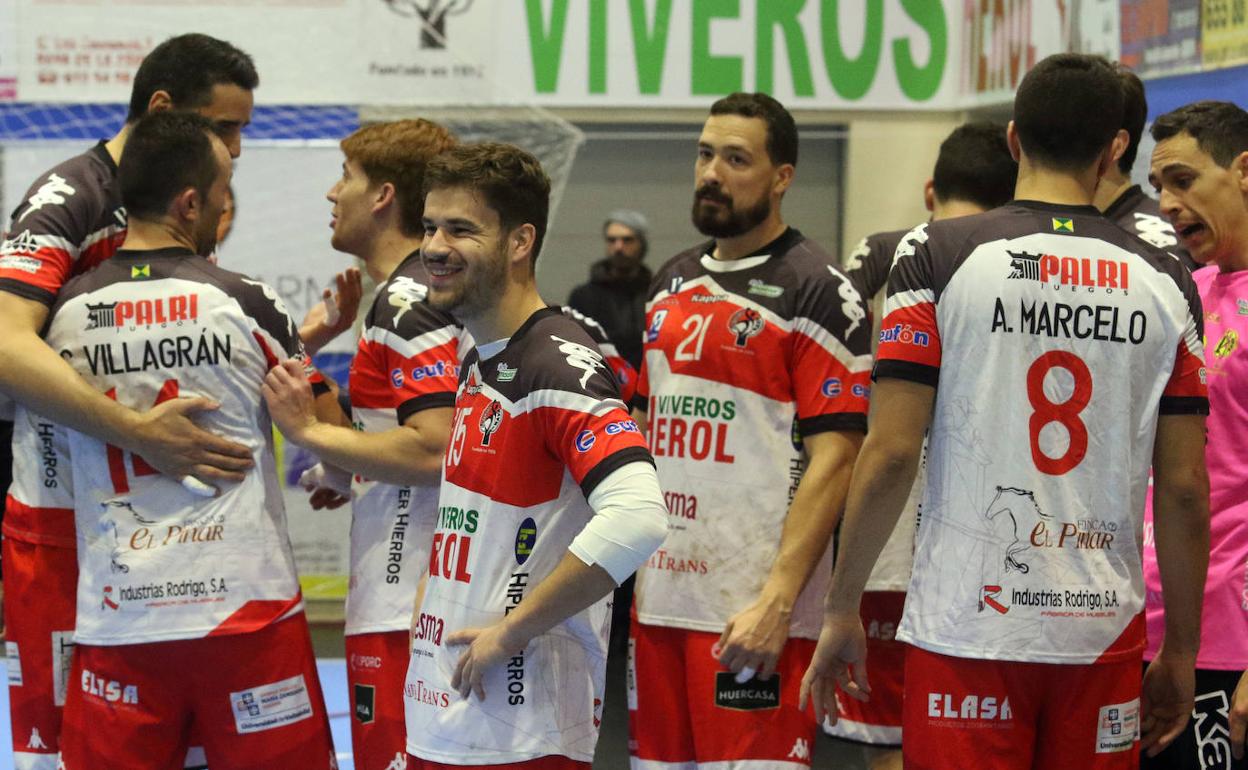 La plantilla del Balonmano Nava, en la pausa de uno de sus partidos. 