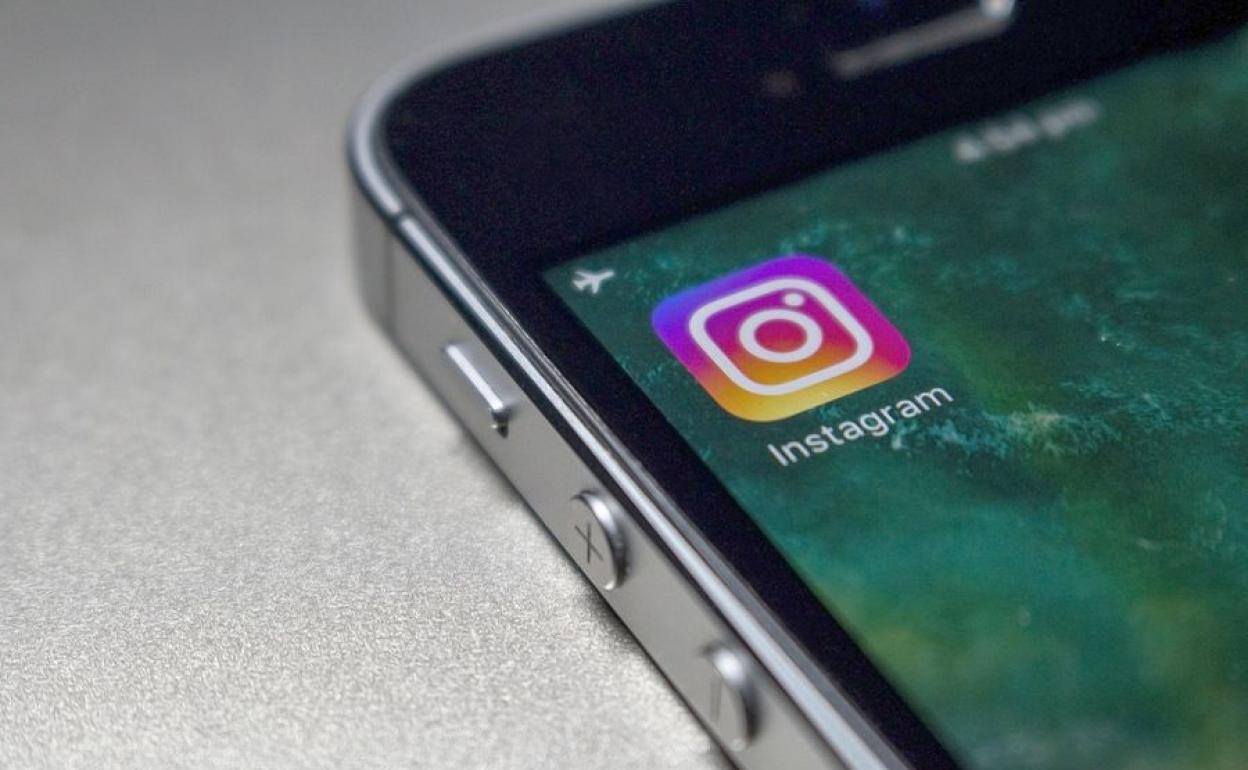 Un móvil con la app de la red social Instagram.