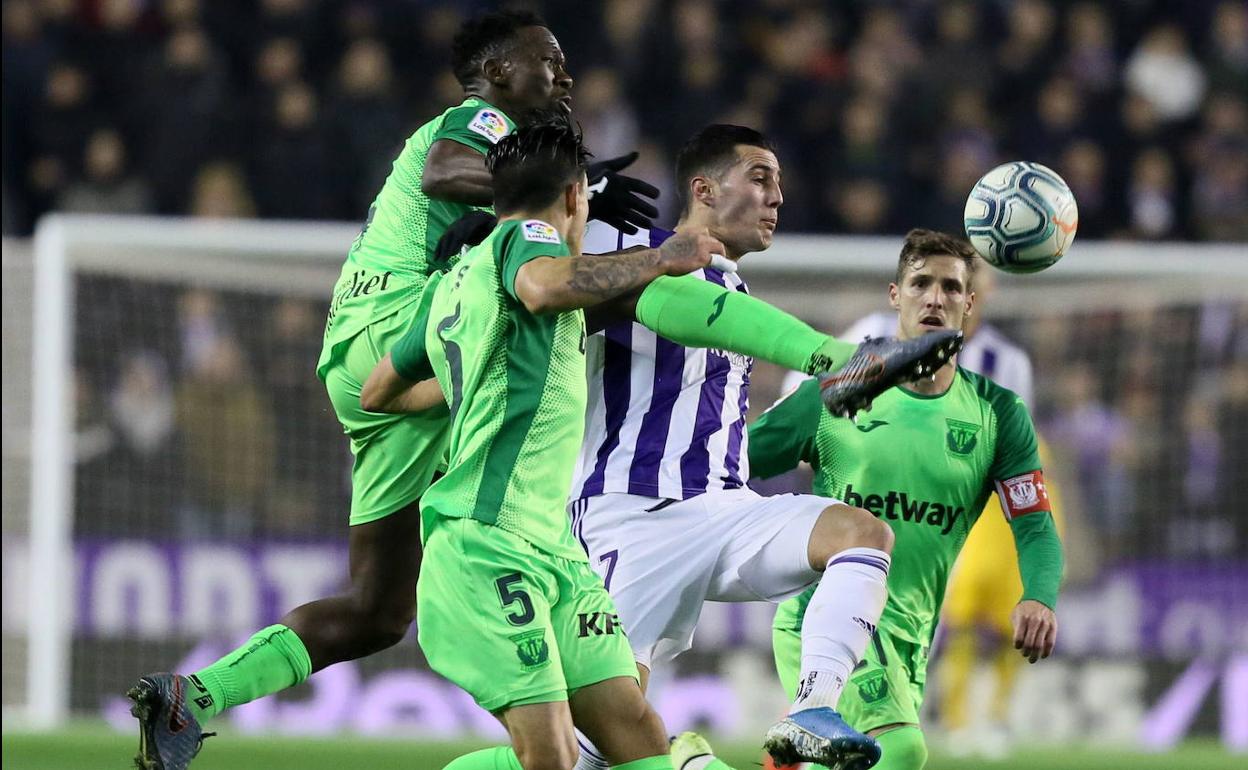 Guardiola intenta escapar con el balón ante tres jugadores del Leganés.