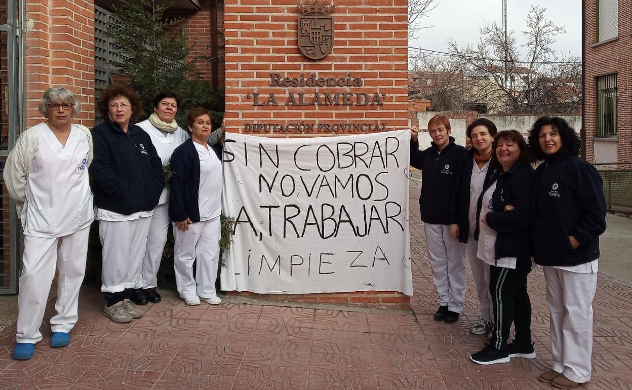 Protesta de las trabajadoras a la puerta de la residencia de Nava de la Asunción. 