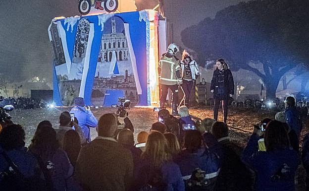Imagen del año pasado en el momento exacto en el que a la ministra Reyes Maroto se le agarraron las llamas al pelo. 