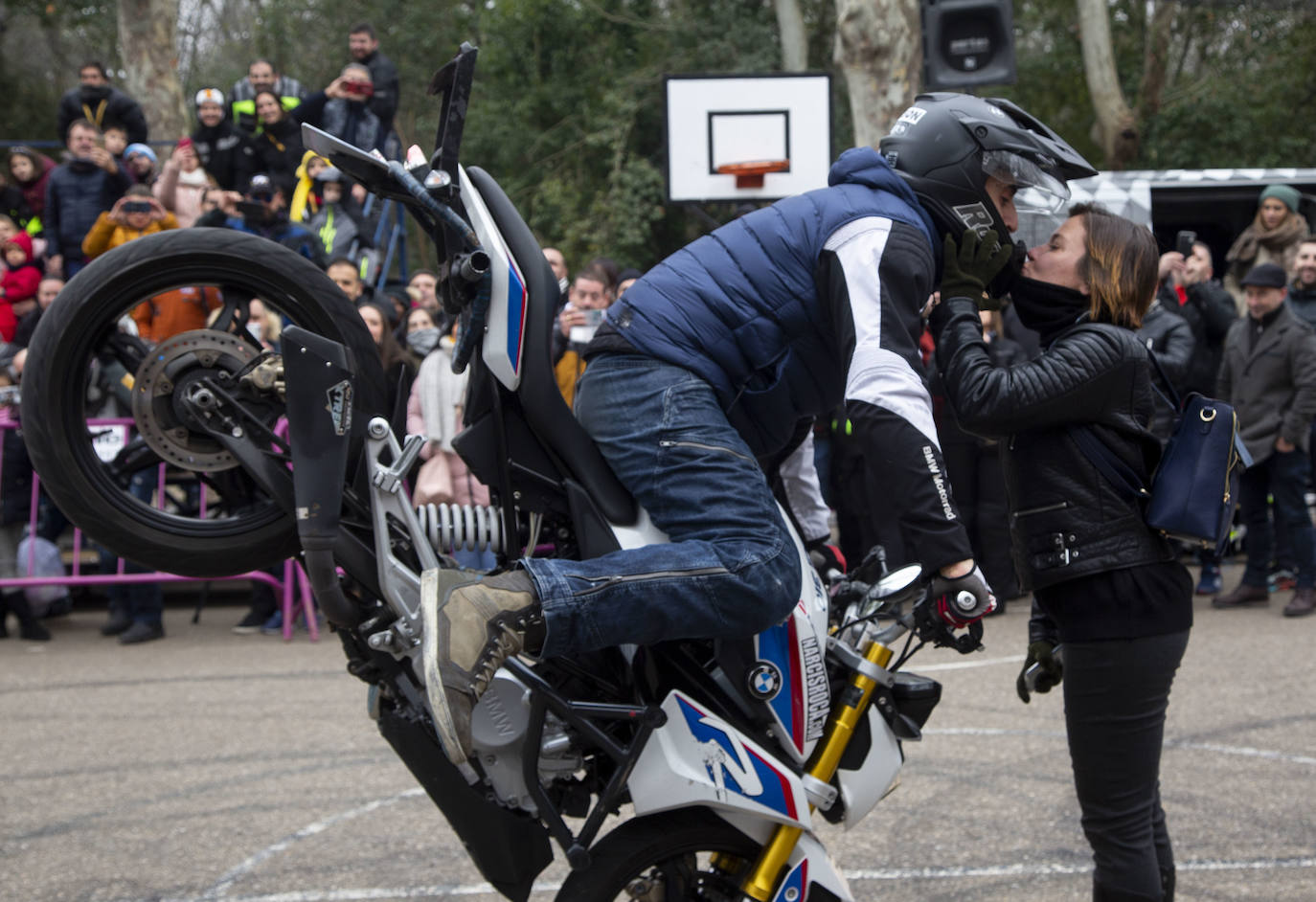 Los participantes en Pingüinos disfruraton de la exhicición de acrobacias a su llegada a la Acera de Recoletos. 