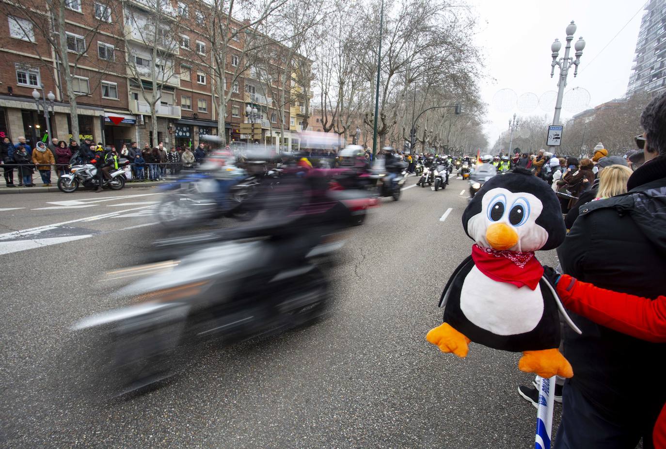 Los participantes en Pingüinos disfruraton de la exhicición de acrobacias a su llegada a la Acera de Recoletos. 