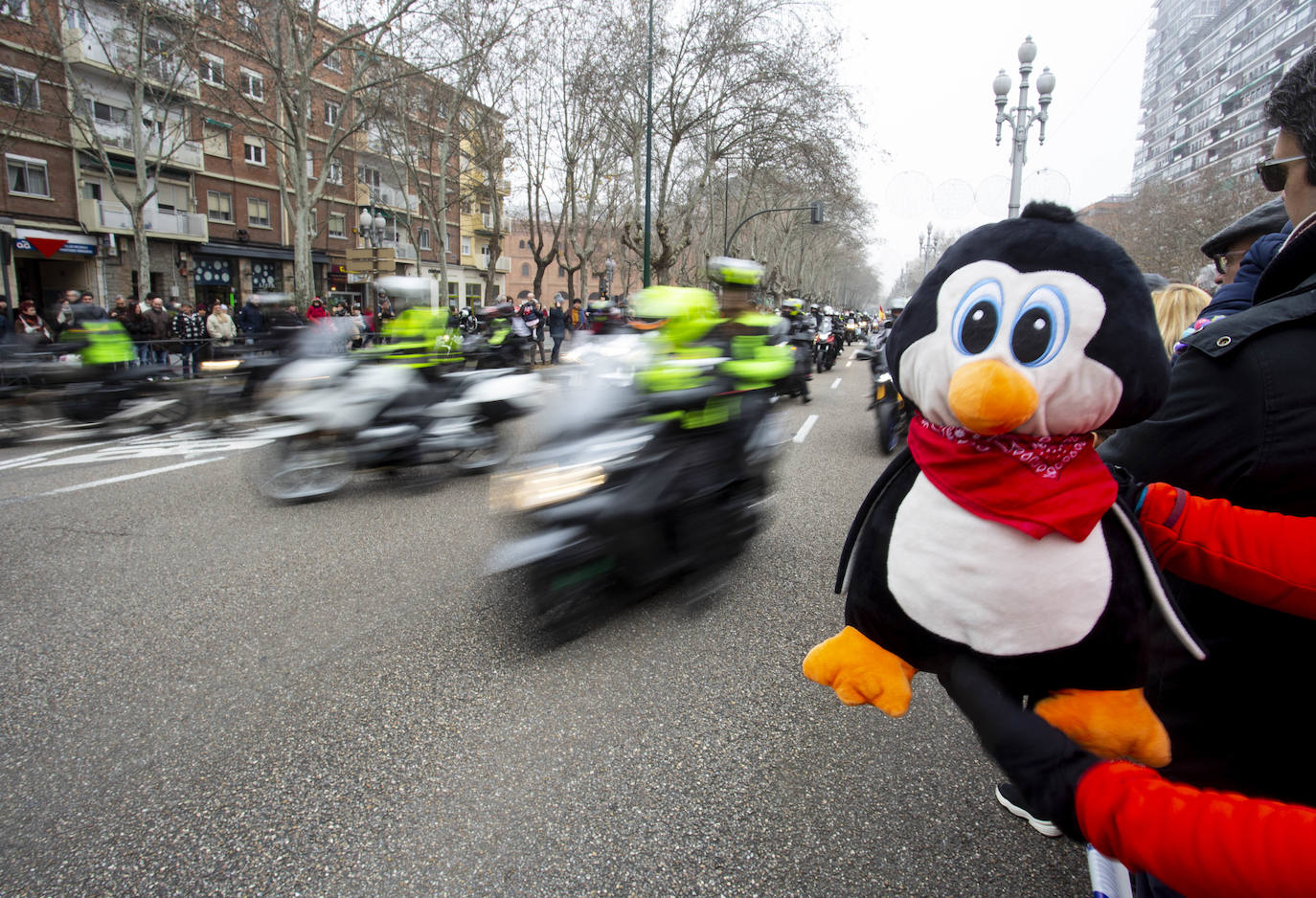 Los participantes en Pingüinos disfruraton de la exhicición de acrobacias a su llegada a la Acera de Recoletos. 