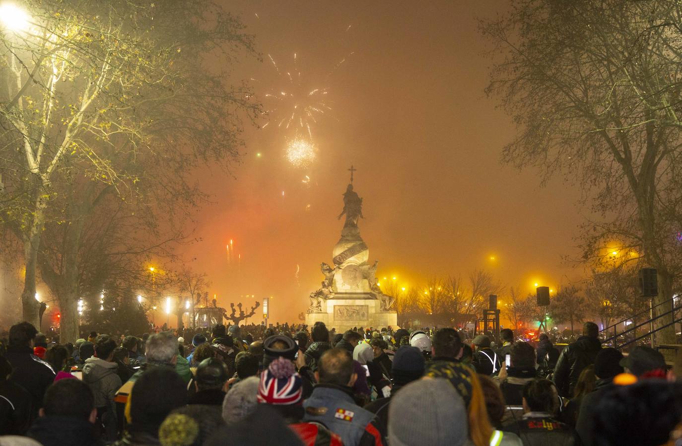 Cientos de pingüinos han participado en el desfile de antorchas que recuerda a los moteros fallecidos. 