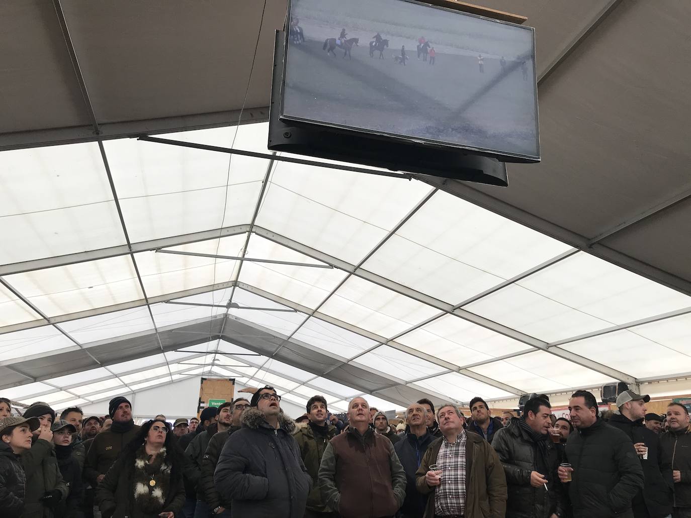 Miles de aficionados han esperado a que levantara la niebla para asistir a la primera jornada del Campeonato Nacional de Galgos. 