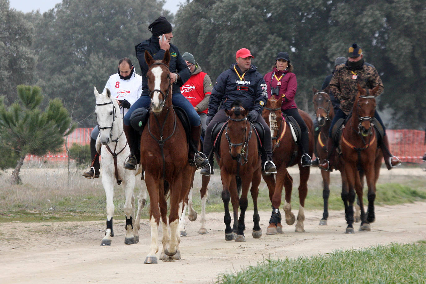 Miles de aficionados han esperado a que levantara la niebla para asistir a la primera jornada del Campeonato Nacional de Galgos. 