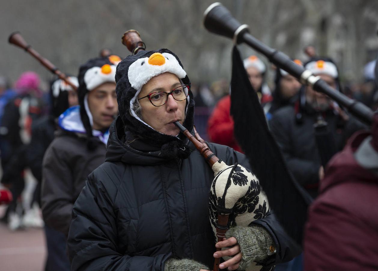 Los participantes en Pingüinos disfruraton de la exhicición de acrobacias a su llegada a la Acera de Recoletos. 