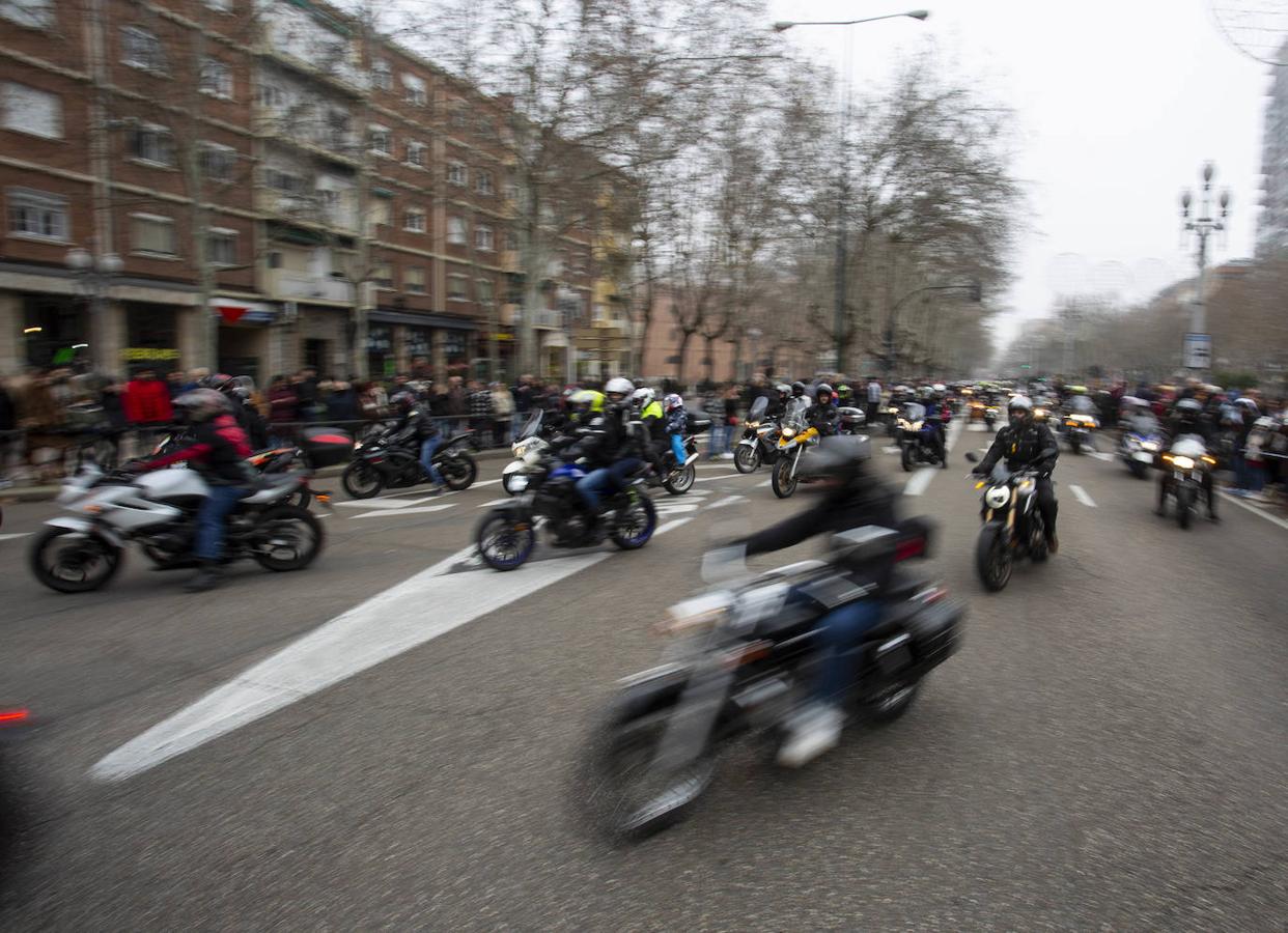 Los participantes en Pingüinos disfruraton de la exhicición de acrobacias a su llegada a la Acera de Recoletos. 