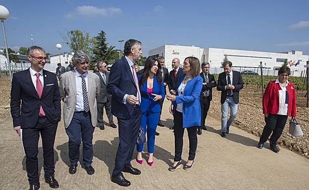 Milagros Marcos y los rectores de las universidades de Castilla y León durante una visita que hicieron al Itacyl.