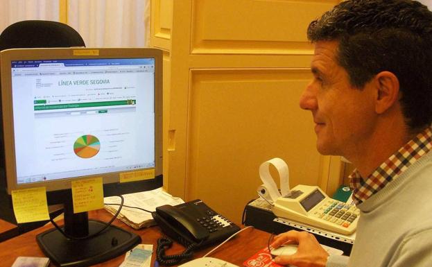 Andrés Torquemada consulta en un ordenador resultados de la Línea Verde. 