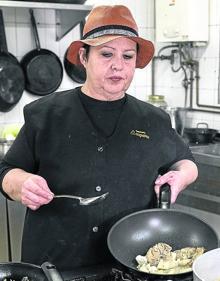 Imagen secundaria 2 - Segovia: Óscar Hernando, del restaurante Maracaibo-Casa Silvano, cocinará el martes y en la imagen muestra una bandeja de sus creaciones. Soria: El chef Óscar García, del restaurante Baluarte (prueba sopa en la imagen), dedicará su ponencia a la cocina de la comarca soriana de las Tierras Altas, el próximo 14 de enero. Zamora Gloria Lucía Martín, del restaurante El Empalme, dará un taller sobre micología y cinegética en la cocina el lunes. 