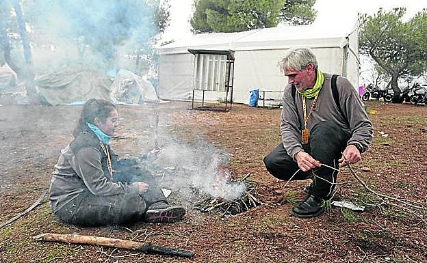 Sara y Manuel, con su hoguera. 