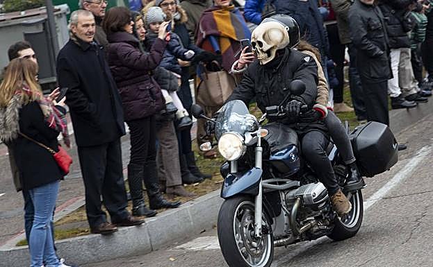 El motorista fantasma cabalgó de nuevo, esta vez con una BMW, que hay que adaptarse a los tiempos. 