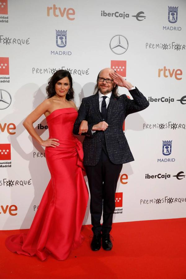 El actor y director de cine Santiago Segura y la periodista Elena Sánchez posan en la alfombra roja.