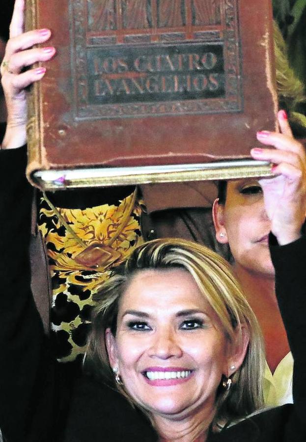 Jeanine Áñez exhibe el Evangelio después de asumir la presidencia de forma interina tras el derrocamiento de Evo Morales.