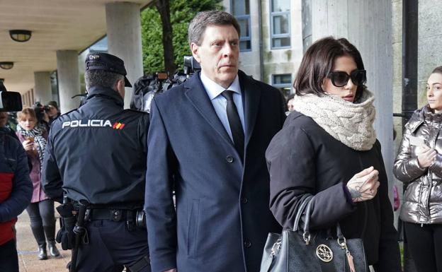 Valeria Quer y su padre, en los juzgados de La Coruña por el juicio contra 'El Chicle'. 