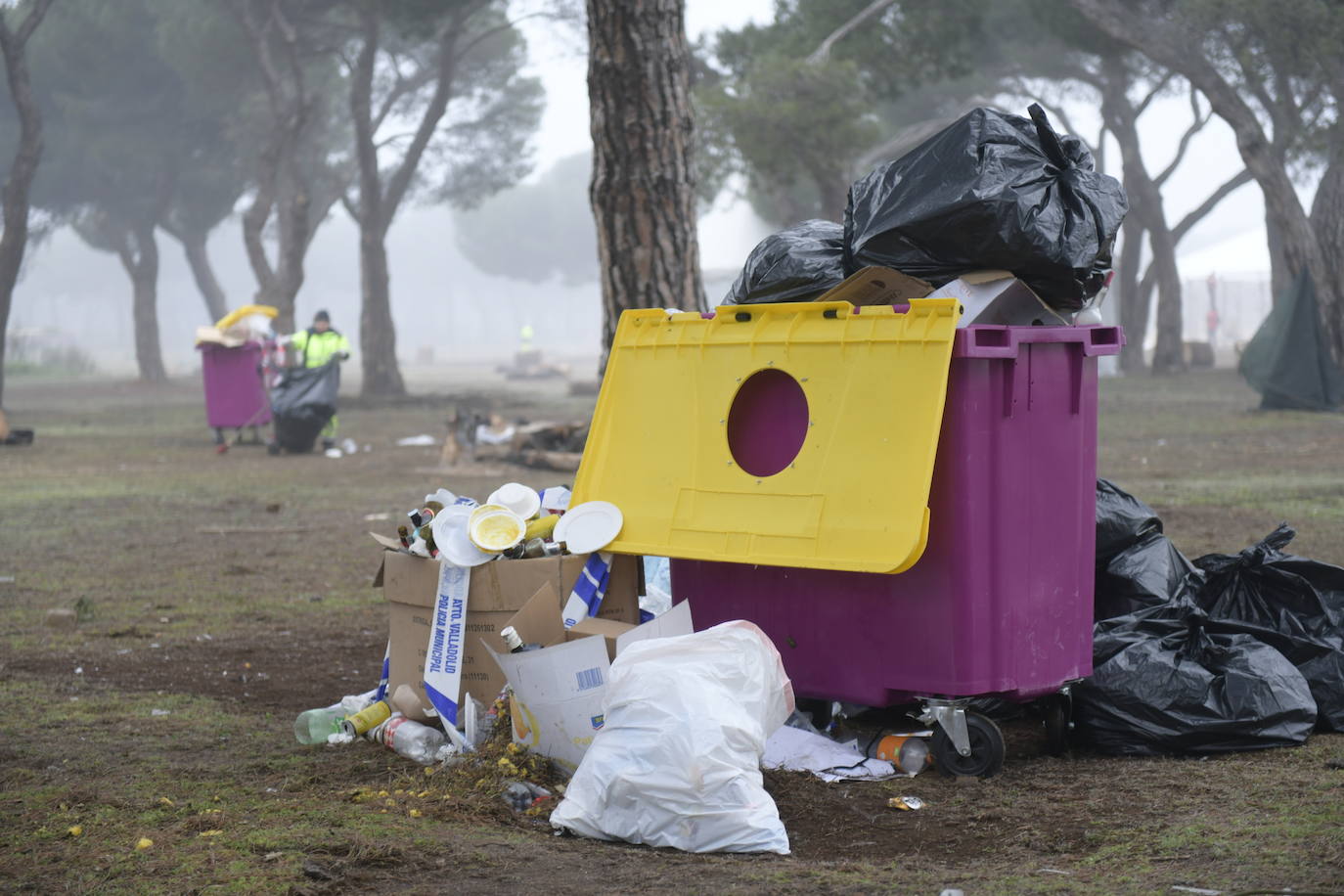 Los servicios de limpieza retiran los restos en la antigua hípica militar, eje central de la concentración motera. 