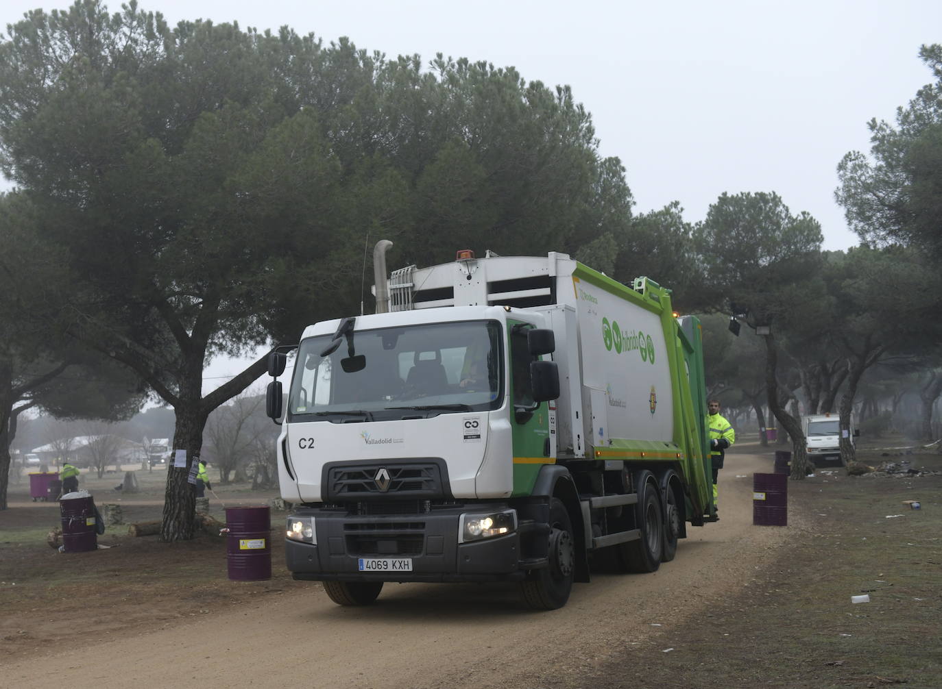 Los servicios de limpieza retiran los restos en la antigua hípica militar, eje central de la concentración motera. 