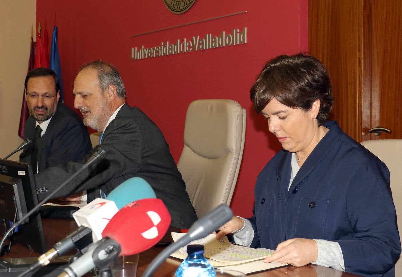 La exvicepresidenta del Gobierno, consejera de Estado y abogada del Estudio Cuatrecasas impartió en el Salón de Grados de la Facultad de Derecho la conferencia inaugural que abre el VII Diploma de Postgrado de Derecho Administrativo