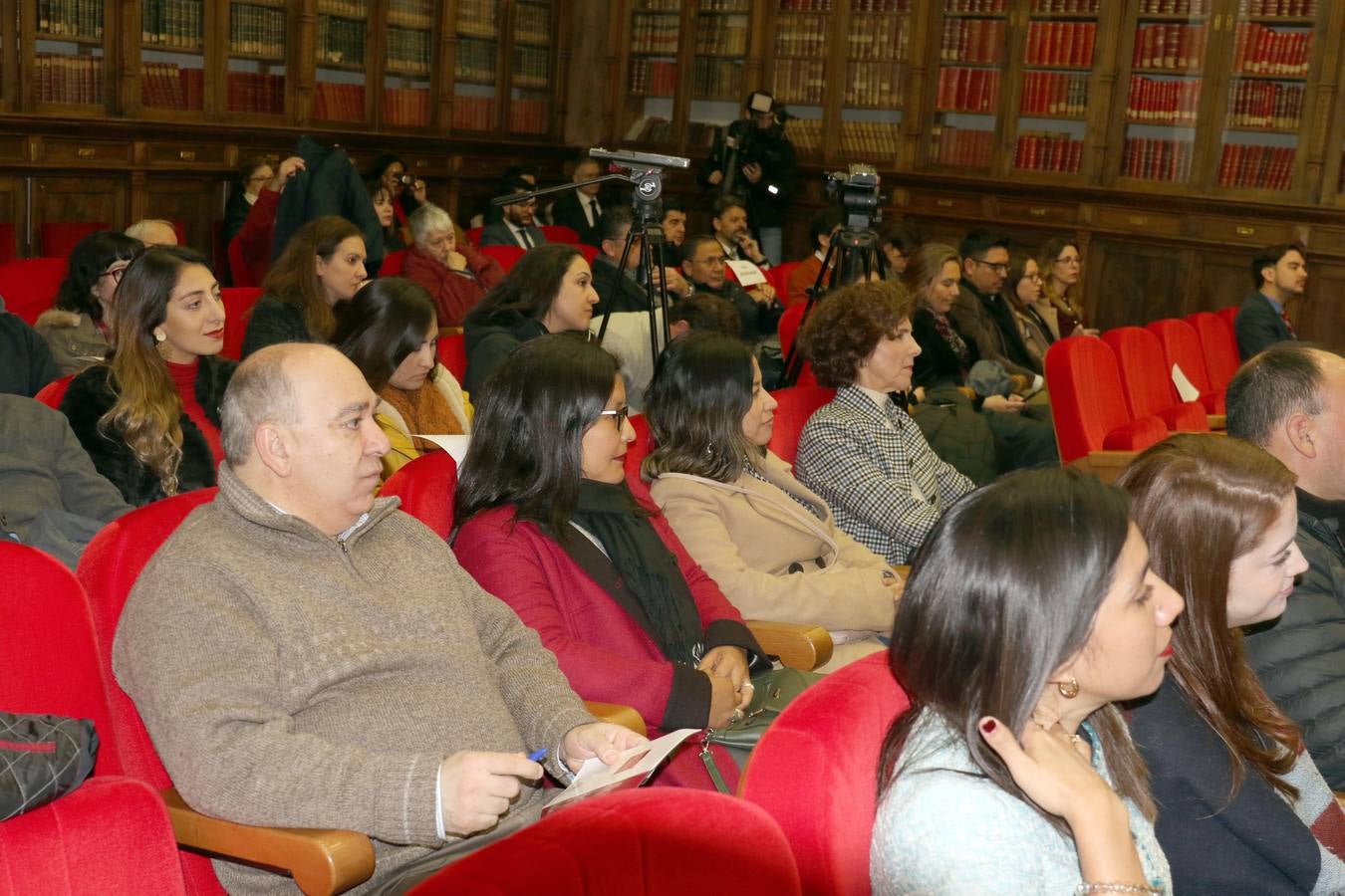 La exvicepresidenta del Gobierno, consejera de Estado y abogada del Estudio Cuatrecasas impartió en el Salón de Grados de la Facultad de Derecho la conferencia inaugural que abre el VII Diploma de Postgrado de Derecho Administrativo