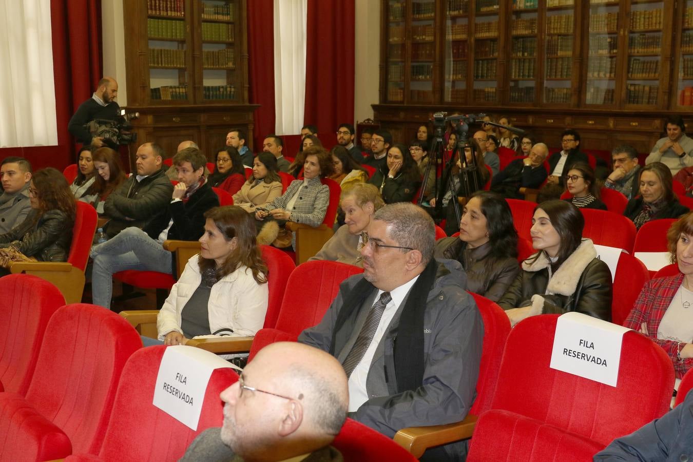 La exvicepresidenta del Gobierno, consejera de Estado y abogada del Estudio Cuatrecasas impartió en el Salón de Grados de la Facultad de Derecho la conferencia inaugural que abre el VII Diploma de Postgrado de Derecho Administrativo