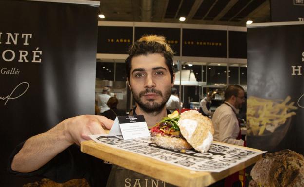 Rubén Uruñuela, con el bocadillo ganador del concurso. 