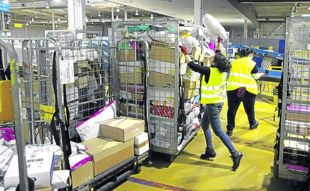 Las empresas de logística y transporte tuvieron que reforzarse desde el 'black friday' con más de 150.000 trabajadores.