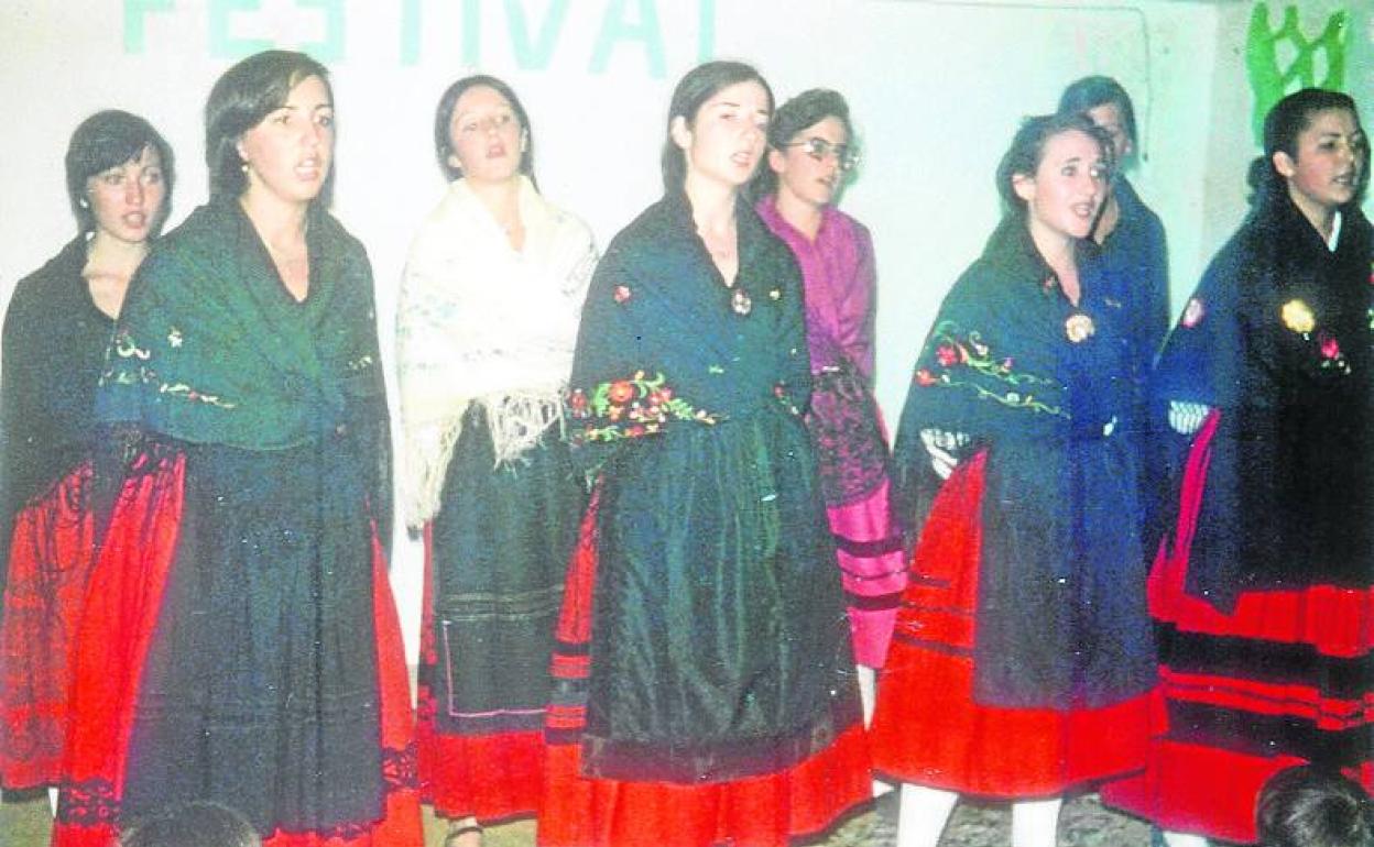 Foto de archivo de un antiguo festival de danzas de La Perla. 