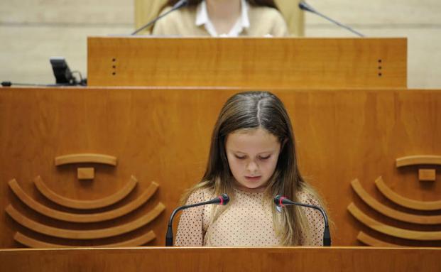 Elsa Ramos, la niña trans de 8 años que habló en el parlamento extremeño. 