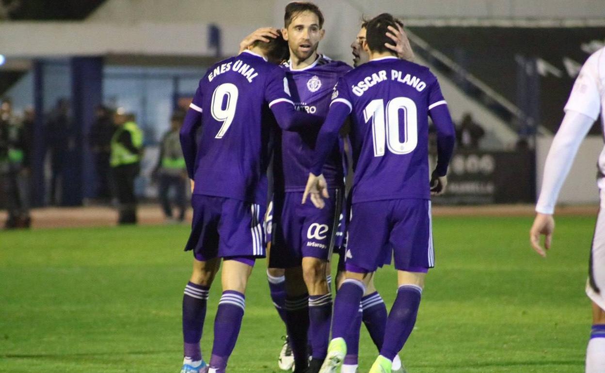 Enes Ünal y Óscar Plano celebran con Míchel el gol del primero de ellos que igualó la eliminatoria en Marbella.