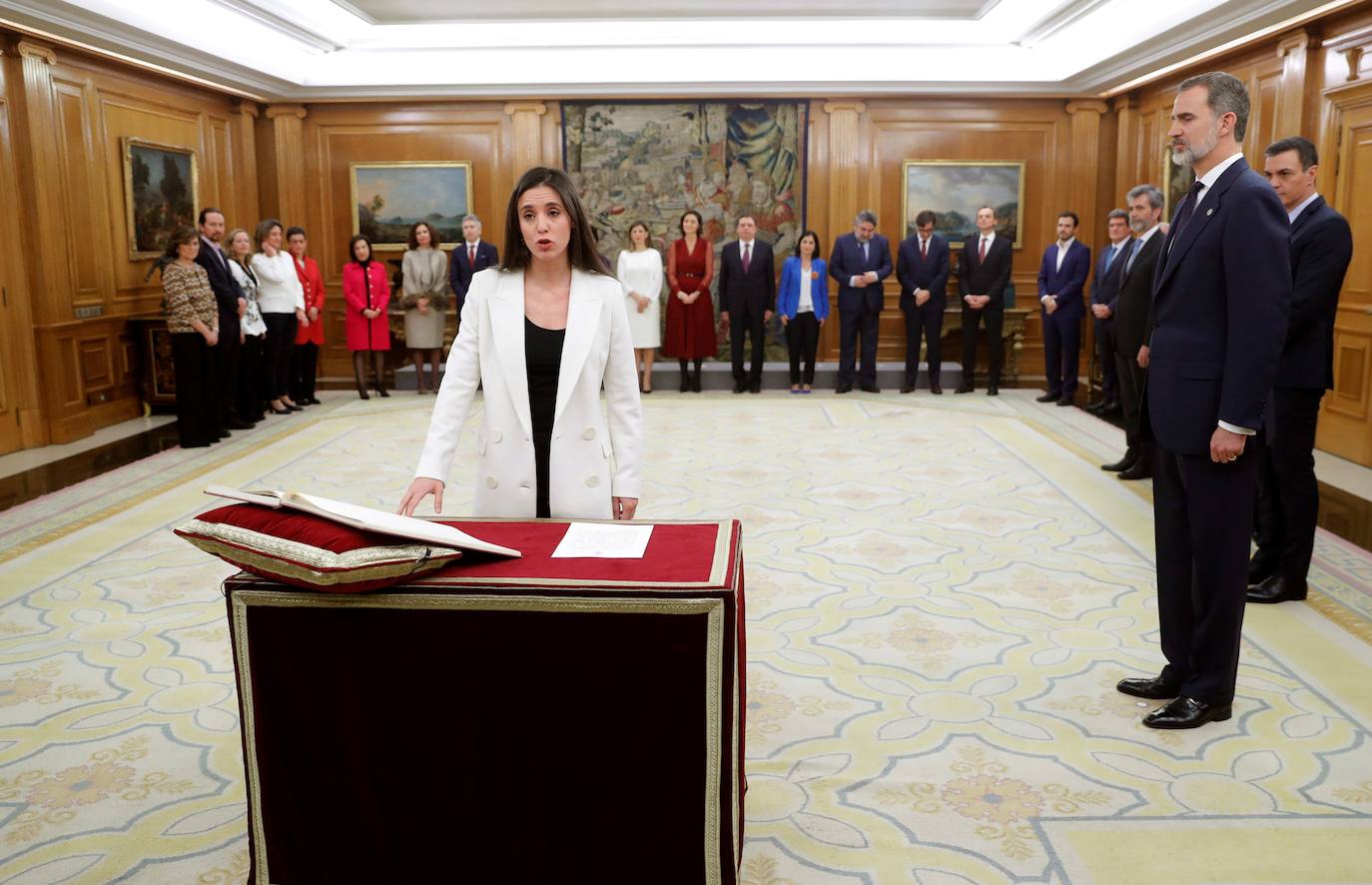 La nueva ministra de Igualdad, Irene Montero, promete su cargo ante el rey Felipe VI.